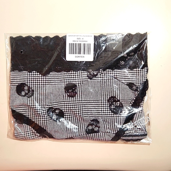 ❤️NWT VINTAGE TORRID PANTY - SKULL CAGE BACK SEAMLESS LACE HIPSTER PANTIES PLUS - Picture 5 of 11